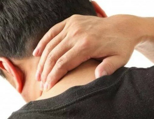 Болит голова сзади у шеи при наклоне вниз