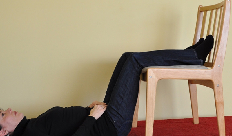 Упражнения для позвоночника Ноги на стуле