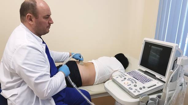 Болит спина выше талии