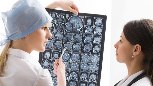 Подташнивает и болит правый висок головы