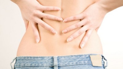 болит спина внизу спины женщина