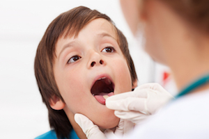 при вдохе болит спина боль в горле