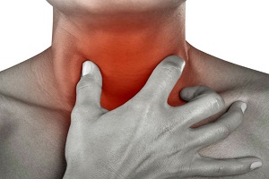 при вдохе болит спина боль в горле