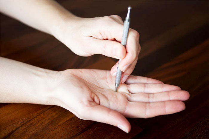 Стимуляция активной точки на ладони