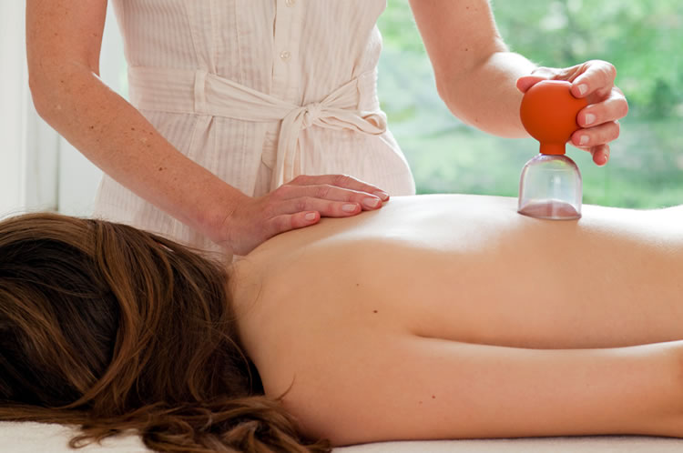 Массаж спины пластиковой банкой