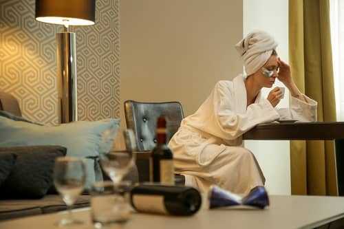 Женщина пьет красное вино